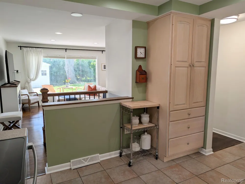 15669 Buckingham Avenue Beverly Hills Village, MI 48025