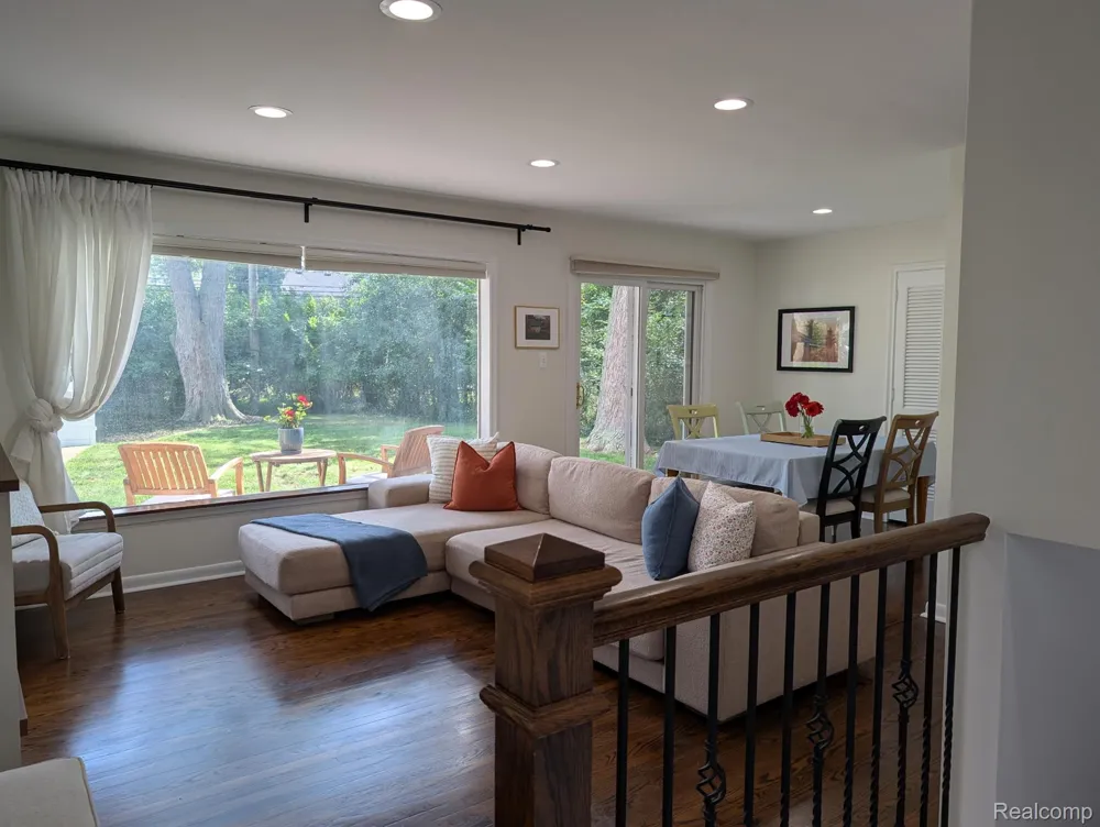 15669 Buckingham Avenue Beverly Hills Village, MI 48025