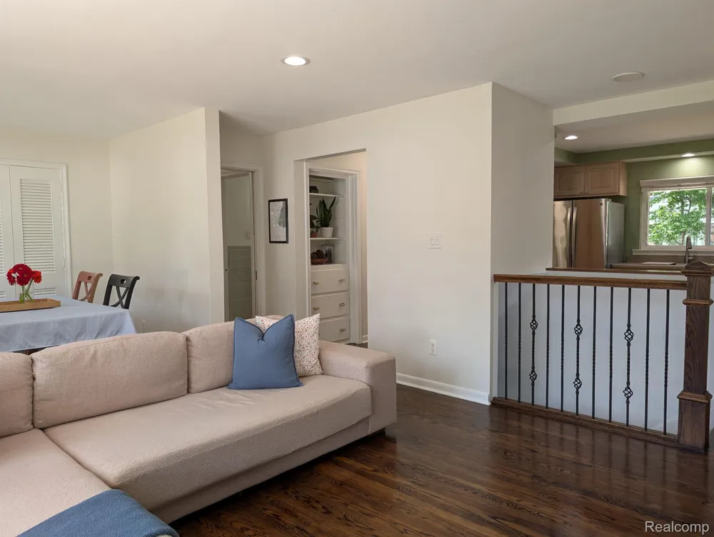 15669 Buckingham Avenue Beverly Hills Village, MI 48025