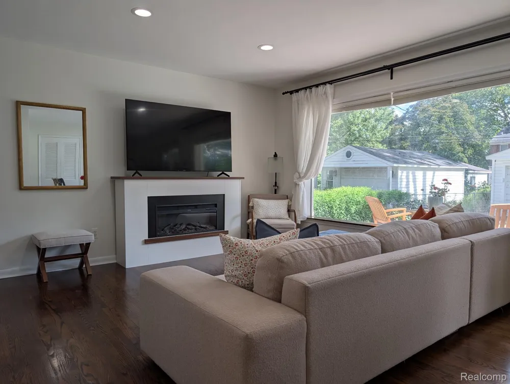 15669 Buckingham Avenue Beverly Hills Village, MI 48025
