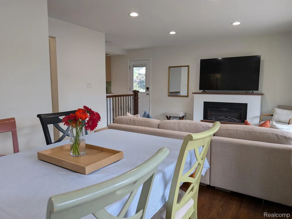 15669 Buckingham Avenue Beverly Hills Village, MI 48025