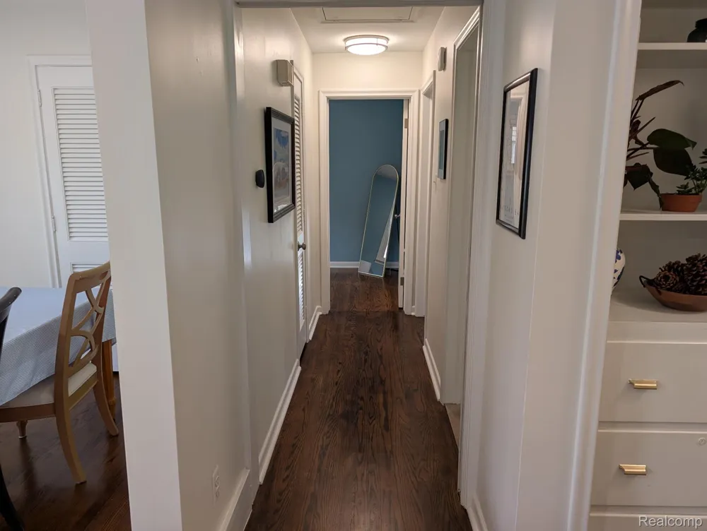 15669 Buckingham Avenue Beverly Hills Village, MI 48025