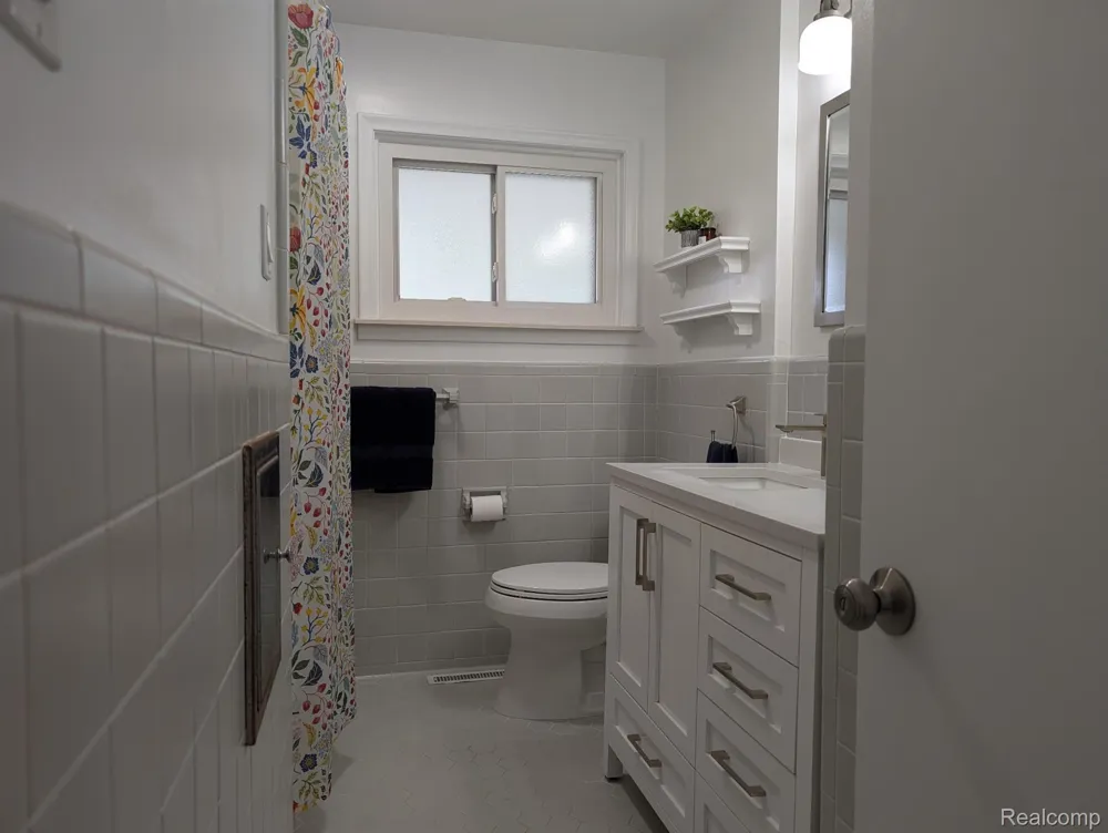 15669 Buckingham Avenue Beverly Hills Village, MI 48025