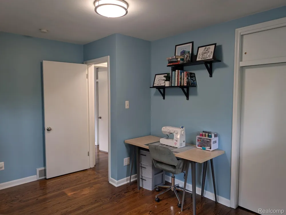 15669 Buckingham Avenue Beverly Hills Village, MI 48025