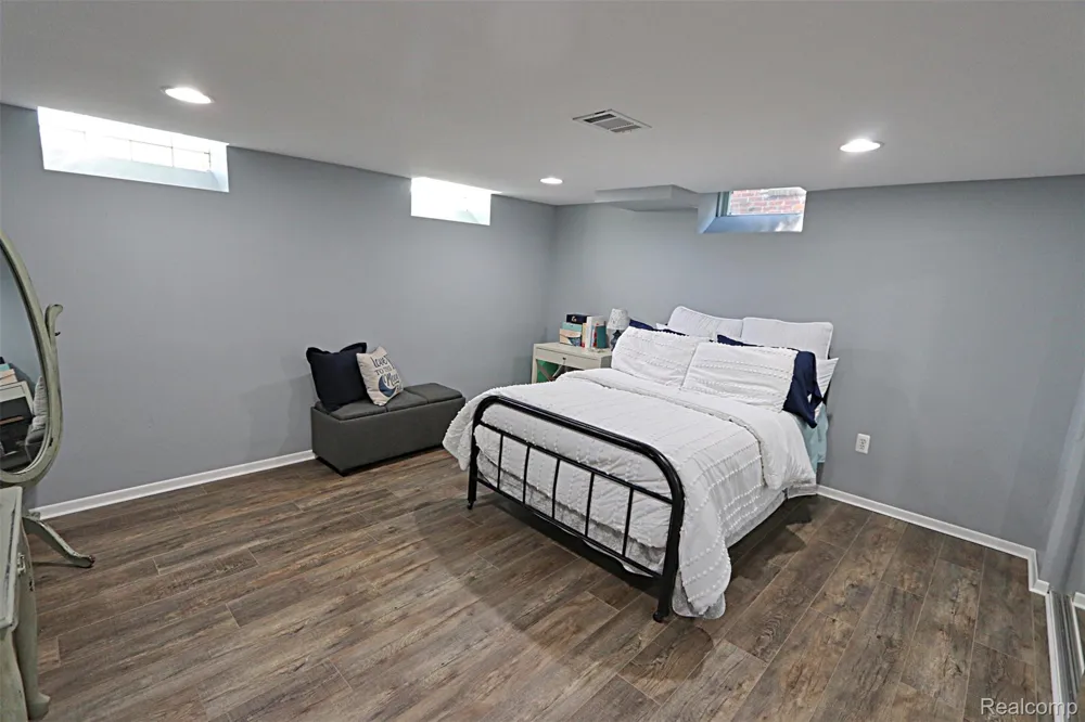 15669 Buckingham Avenue Beverly Hills Village, MI 48025