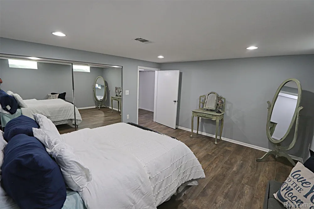 15669 Buckingham Avenue Beverly Hills Village, MI 48025