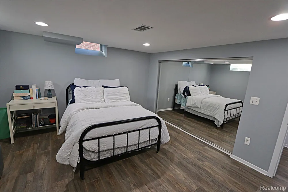 15669 Buckingham Avenue Beverly Hills Village, MI 48025