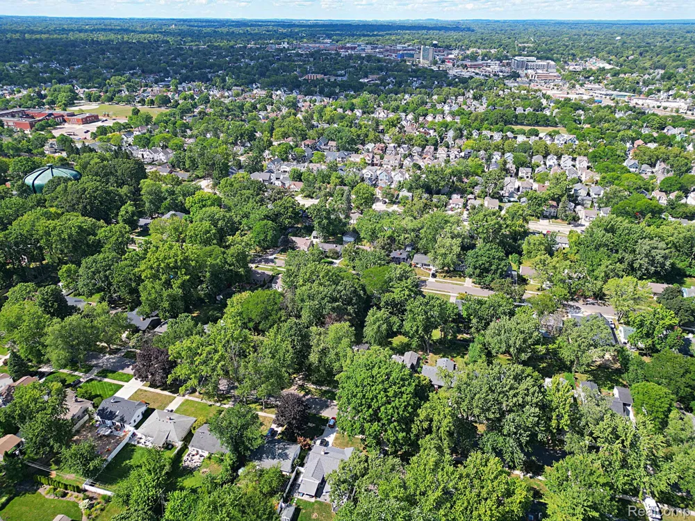 15669 Buckingham Avenue Beverly Hills Village, MI 48025