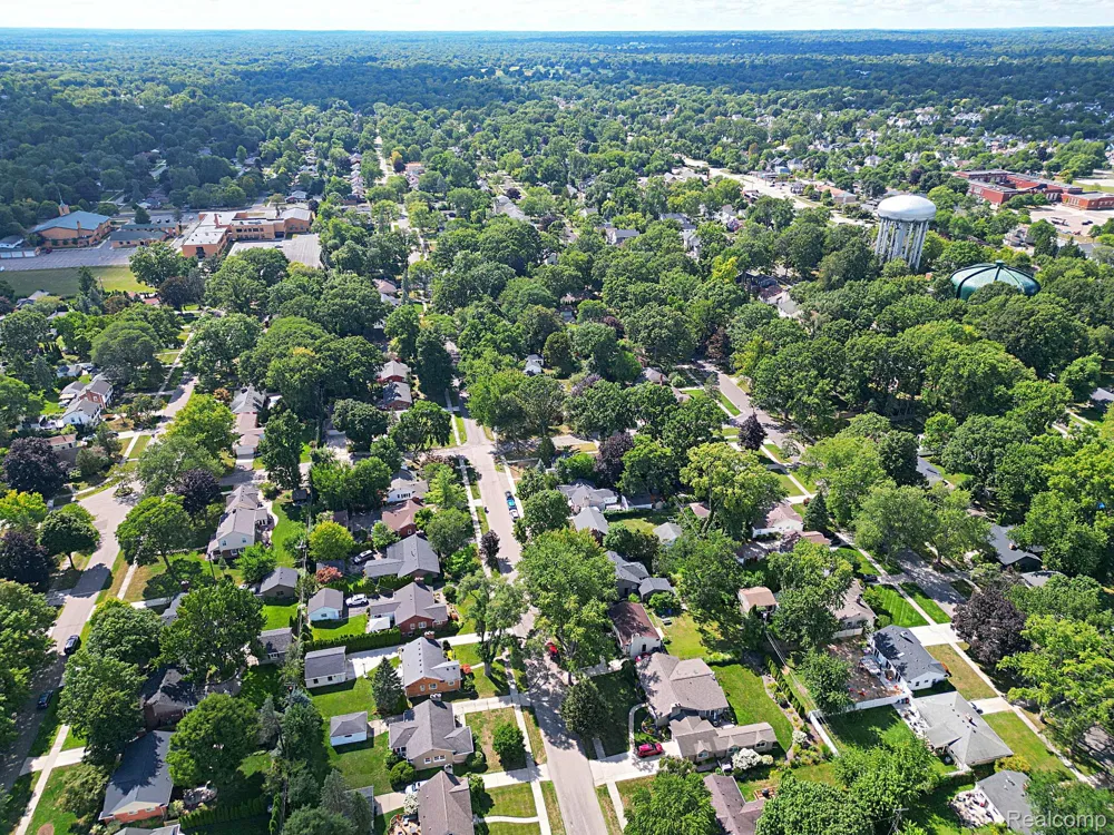 15669 Buckingham Avenue Beverly Hills Village, MI 48025