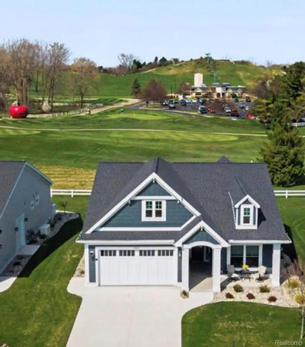4219 Village Green Thomas Township, MI 48623