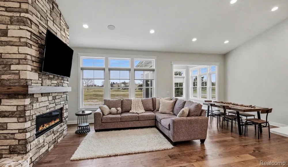 4219 Village Green Thomas Township, MI 48623