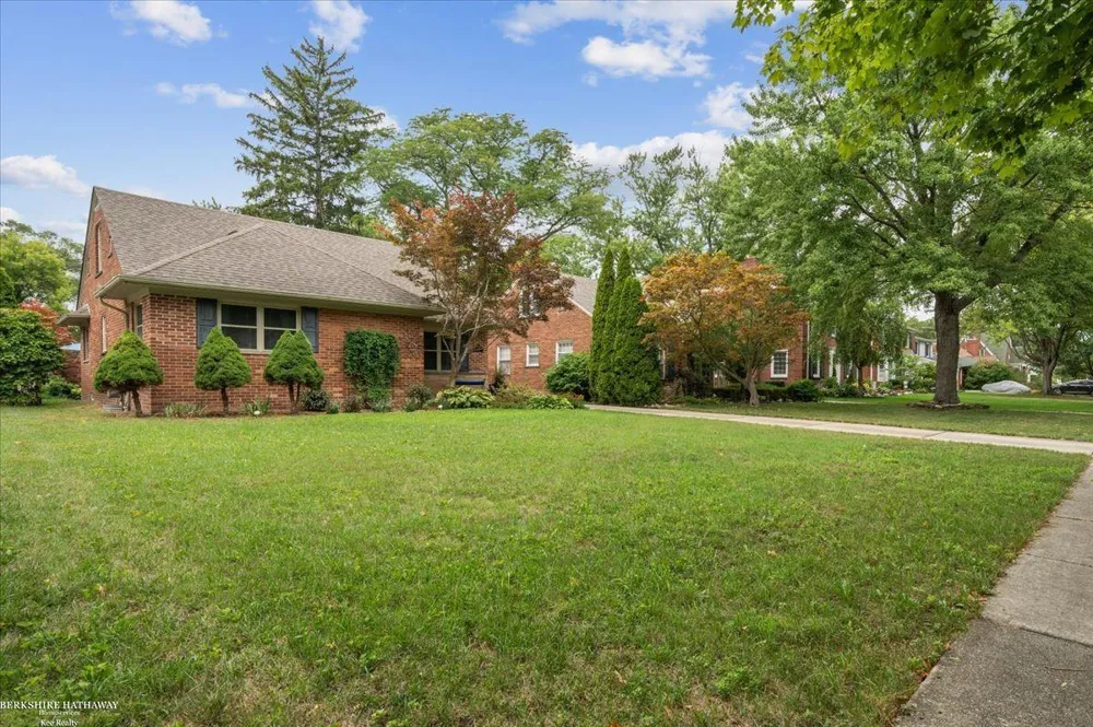 841 Washington Road Grosse Pointe City, MI 48230