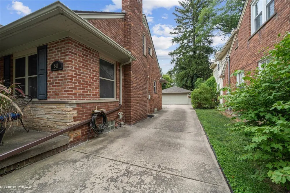 841 Washington Road Grosse Pointe City, MI 48230