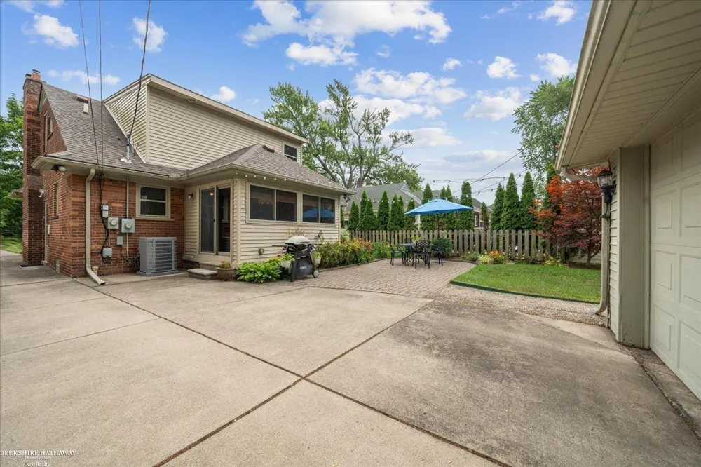 841 Washington Road Grosse Pointe City, MI 48230