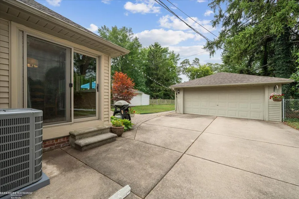 841 Washington Road Grosse Pointe City, MI 48230