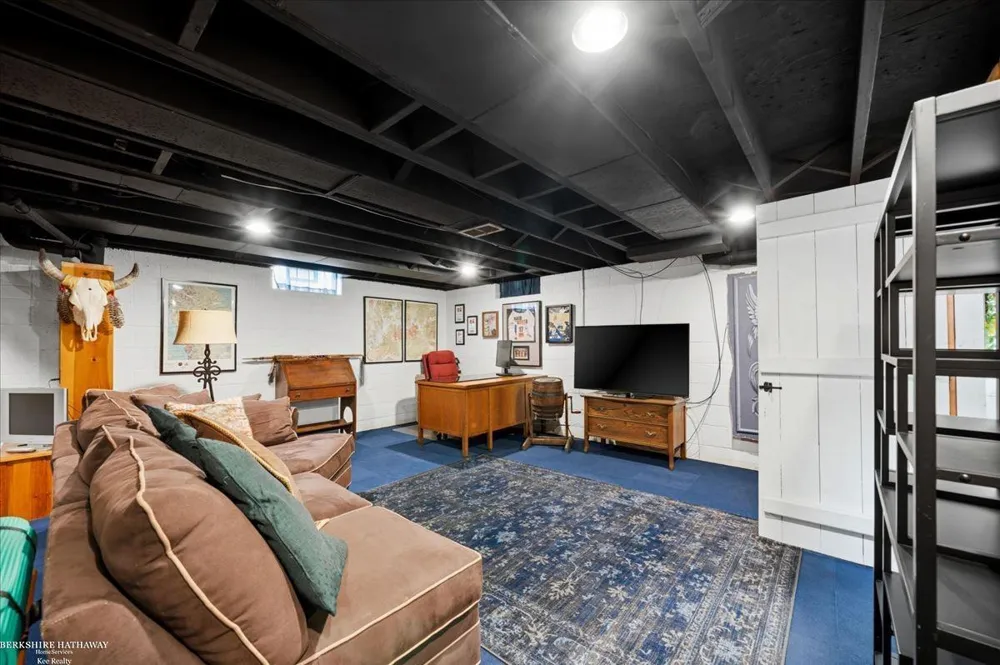 841 Washington Road Grosse Pointe City, MI 48230