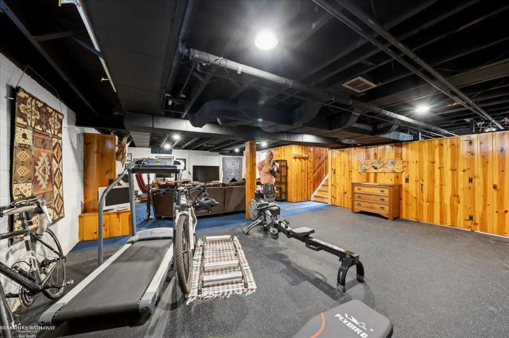 841 Washington Road Grosse Pointe City, MI 48230