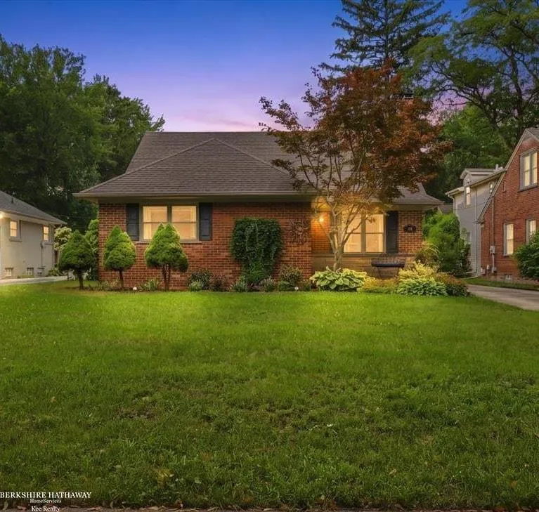 841 Washington Road Grosse Pointe City, MI 48230