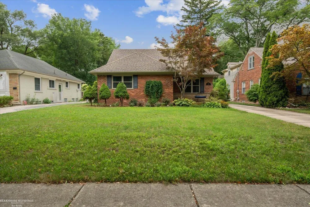 841 Washington Road Grosse Pointe City, MI 48230