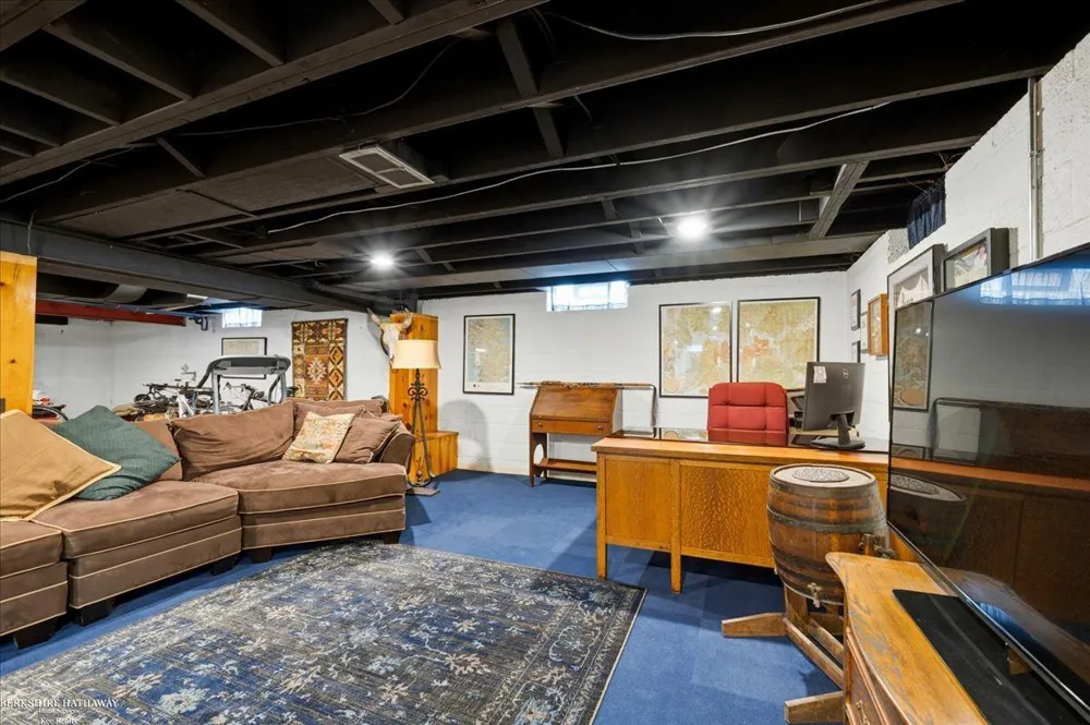 841 Washington Road Grosse Pointe City, MI 48230