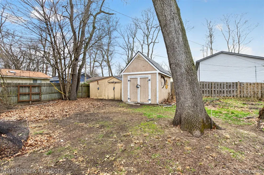 9024 MANDON ROAD White Lake Charter Township, MI 48386