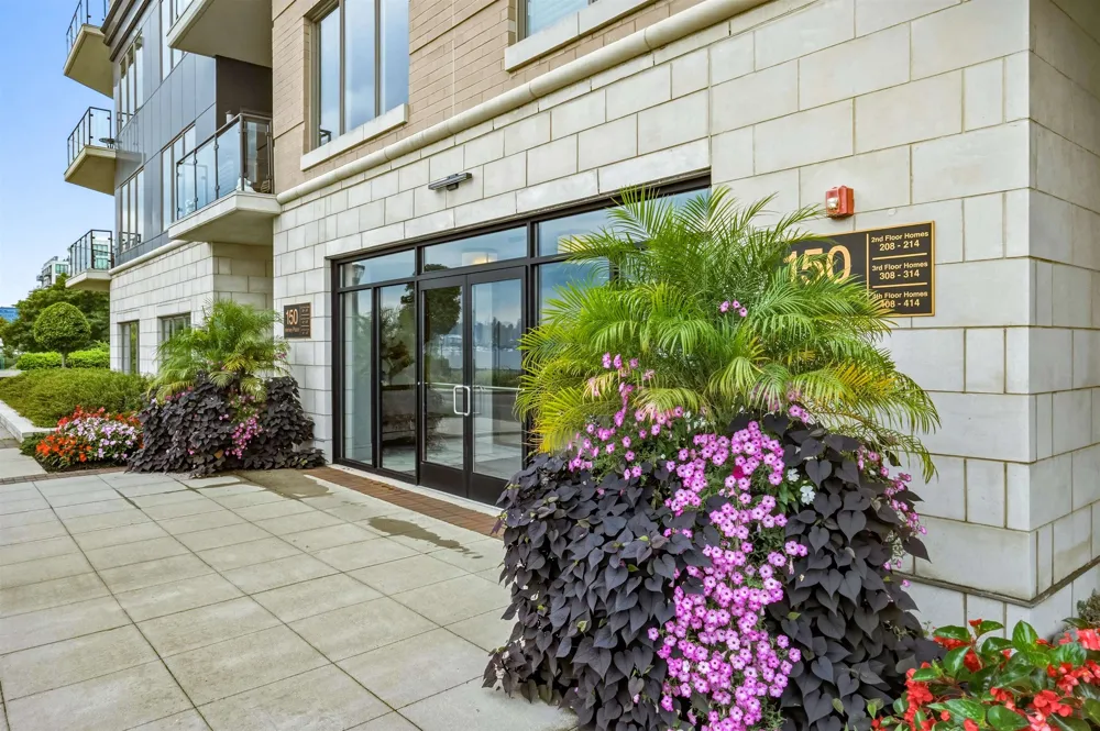 150 HENLEY PL Weehawken, NJ 07086