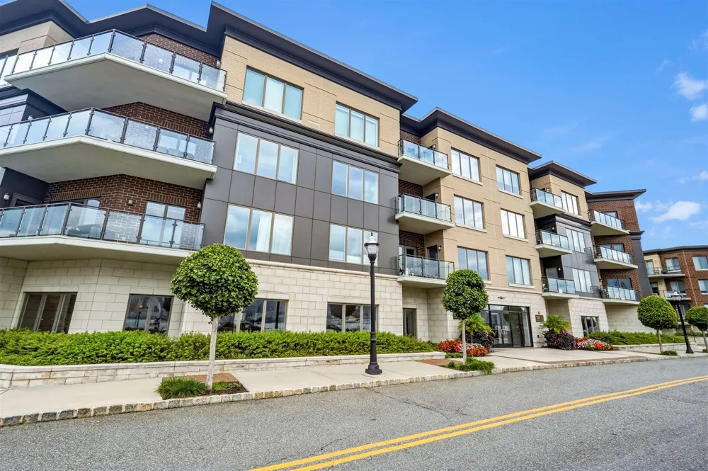 150 HENLEY PL Weehawken, NJ 07086