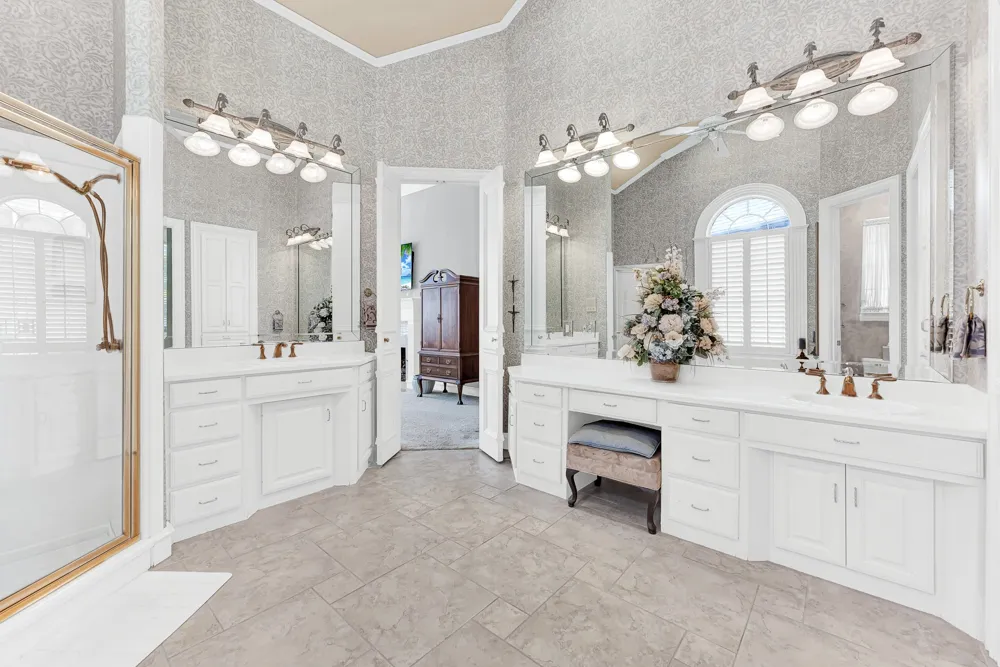 5404 GLENSHIRE DRIVE Plano, TX 75093