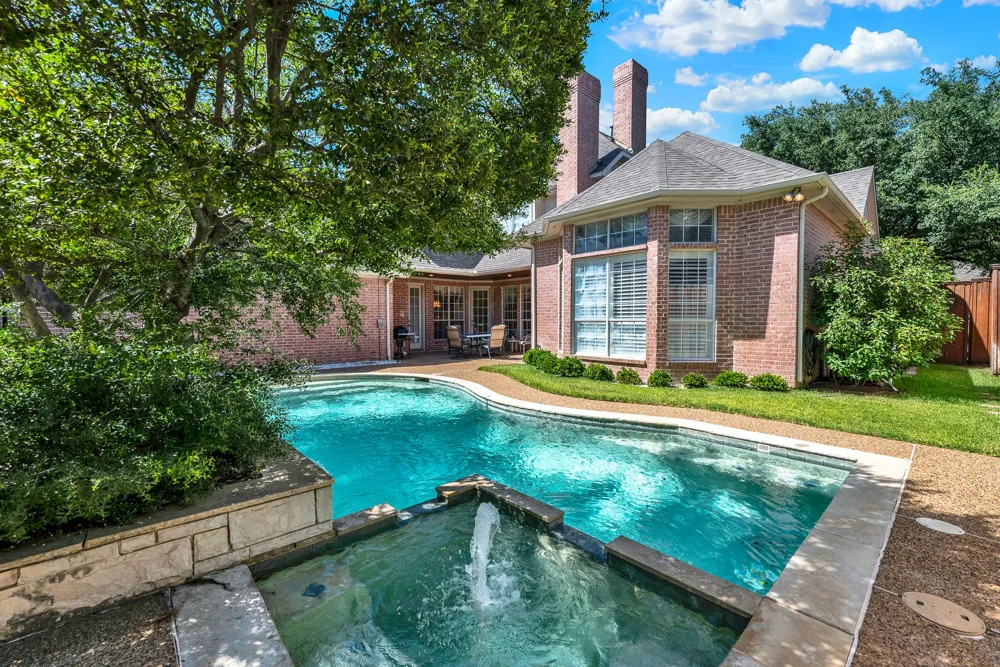 5404 GLENSHIRE DRIVE Plano, TX 75093