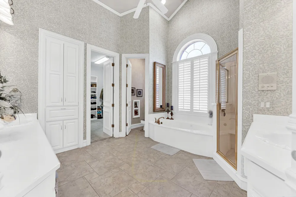 5404 GLENSHIRE DRIVE Plano, TX 75093