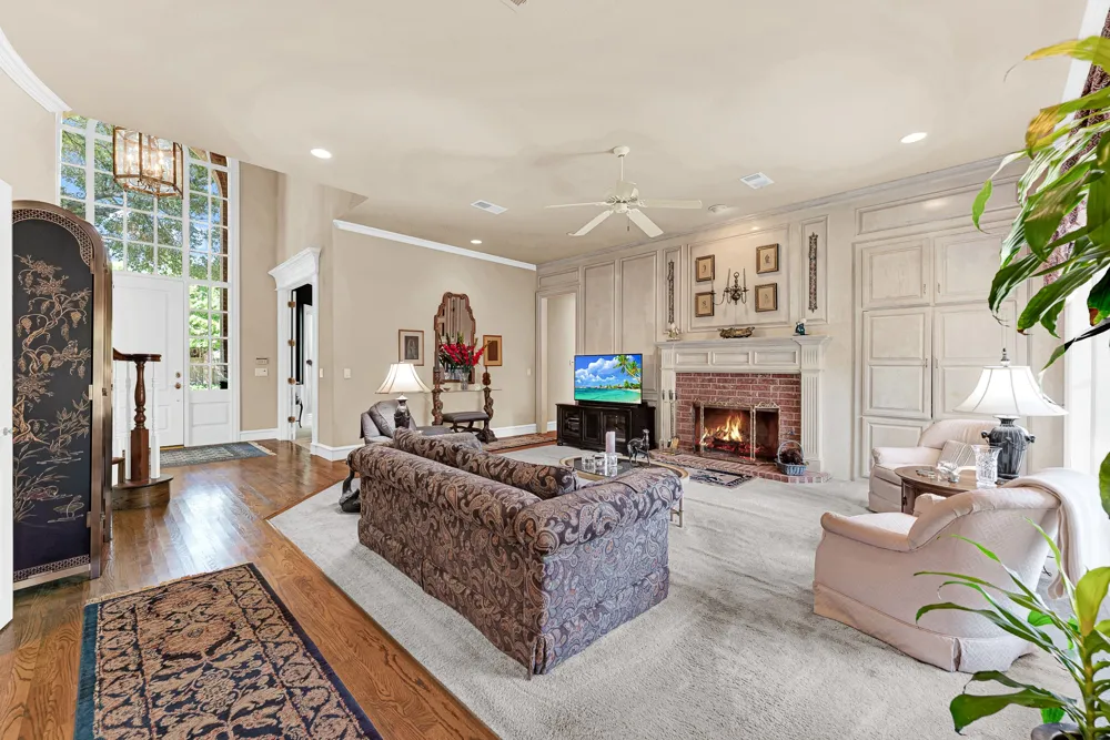 5404 GLENSHIRE DRIVE Plano, TX 75093