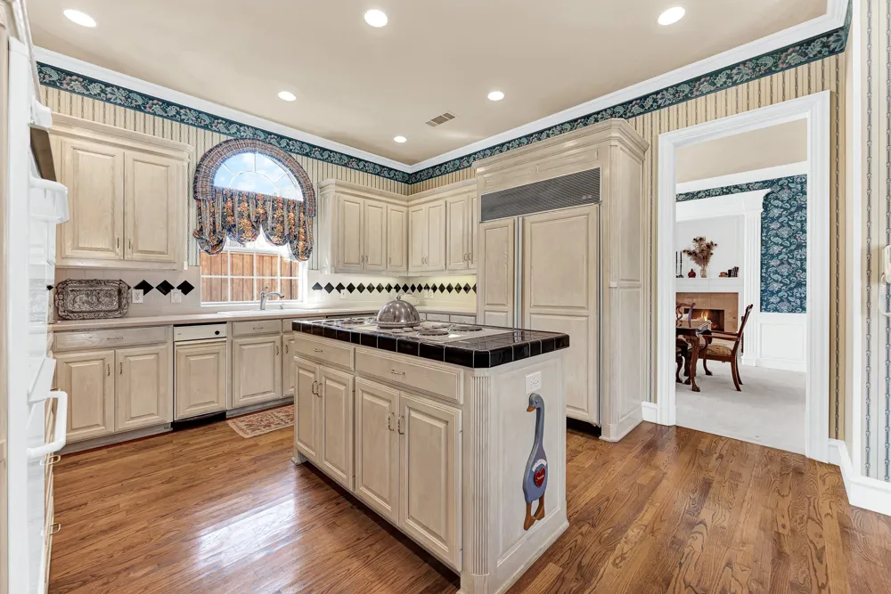5404 GLENSHIRE DRIVE Plano, TX 75093