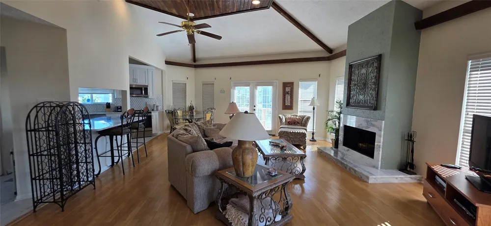 1702 E Castaway Street Tiki Island, TX 77554