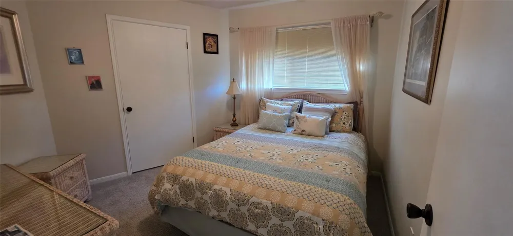 1702 E Castaway Street Tiki Island, TX 77554