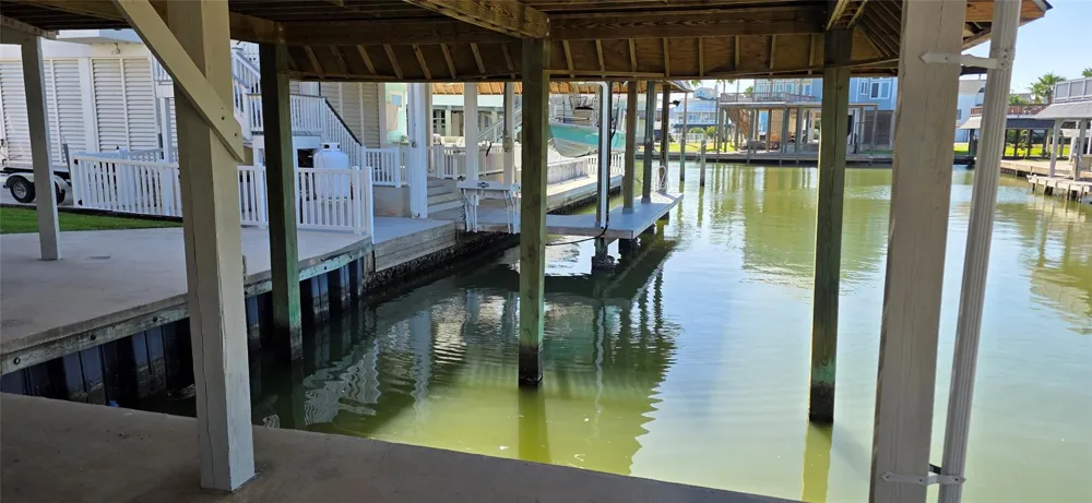 1702 E Castaway Street Tiki Island, TX 77554
