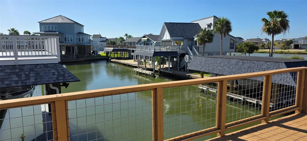 1702 E Castaway Street Tiki Island, TX 77554