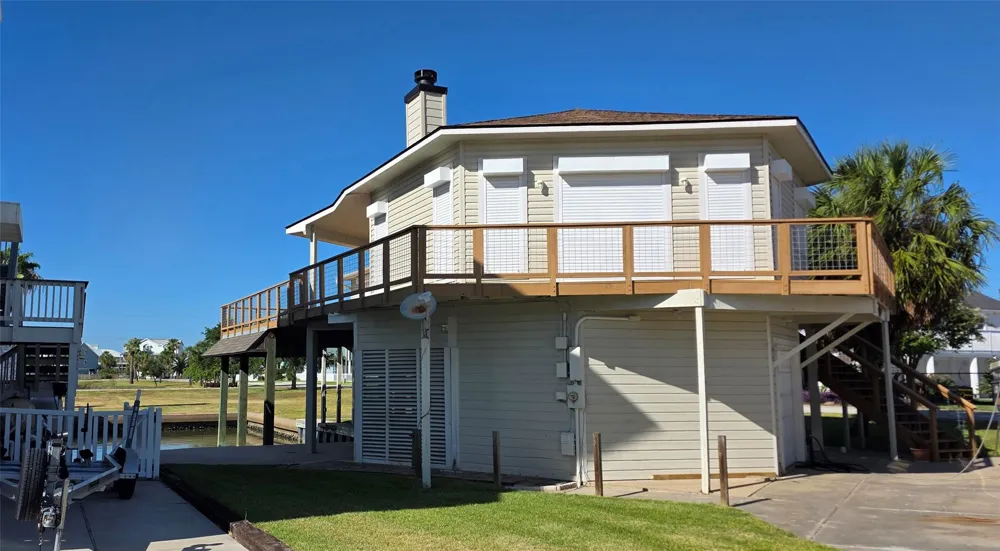 1702 E Castaway Street Tiki Island, TX 77554