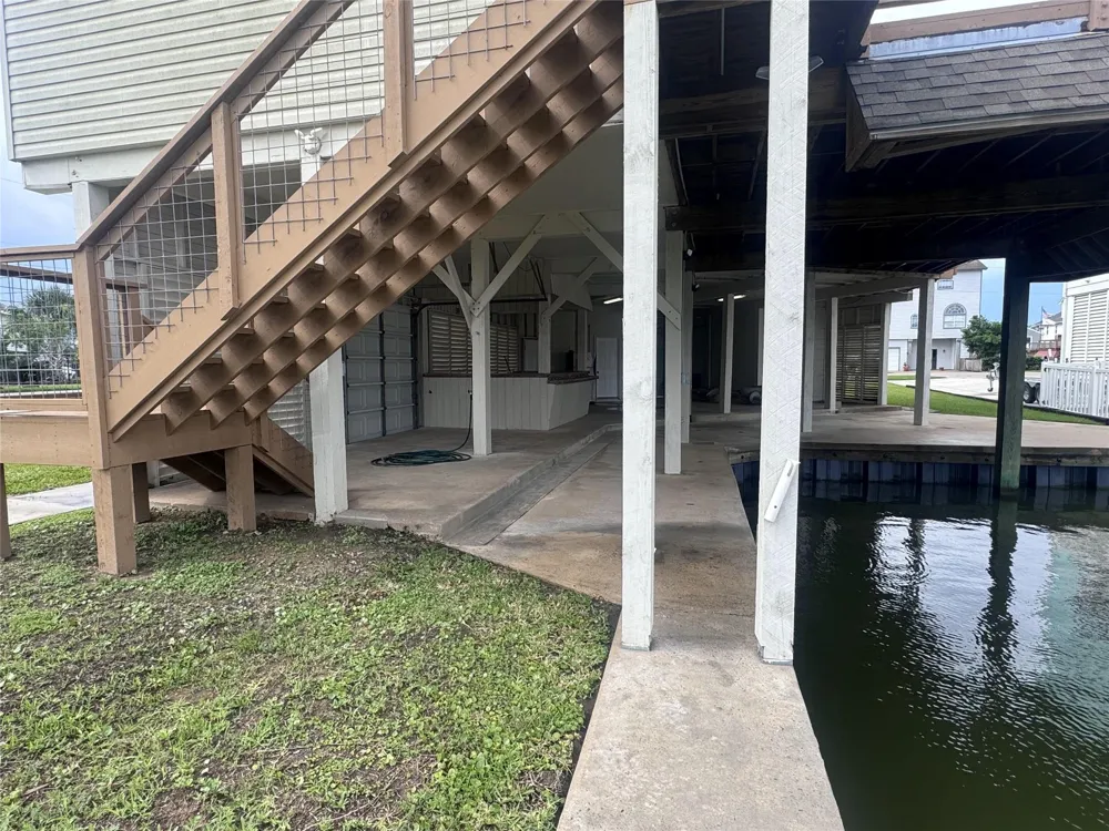 1702 E Castaway Street Tiki Island, TX 77554