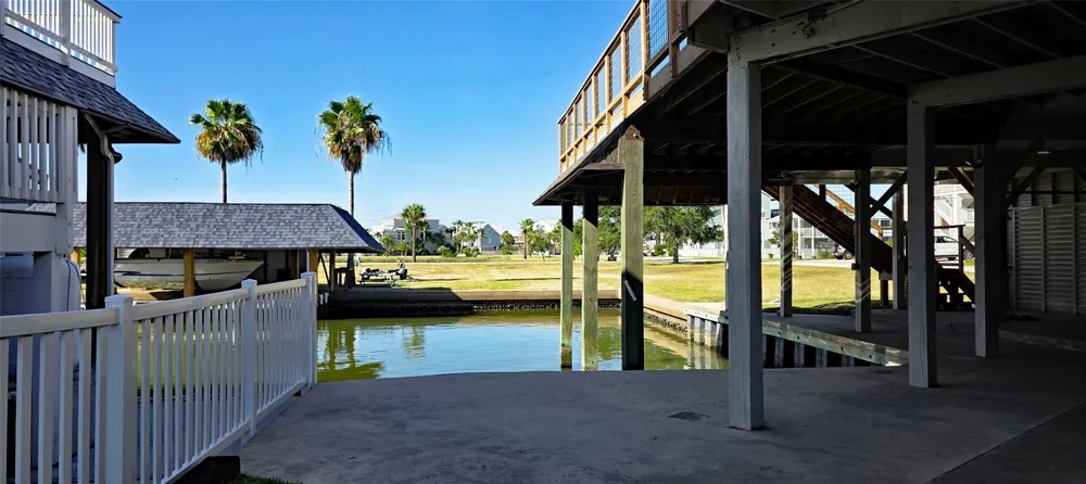 1702 E Castaway Street Tiki Island, TX 77554