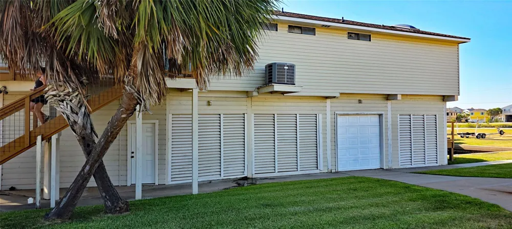 1702 E Castaway Street Tiki Island, TX 77554