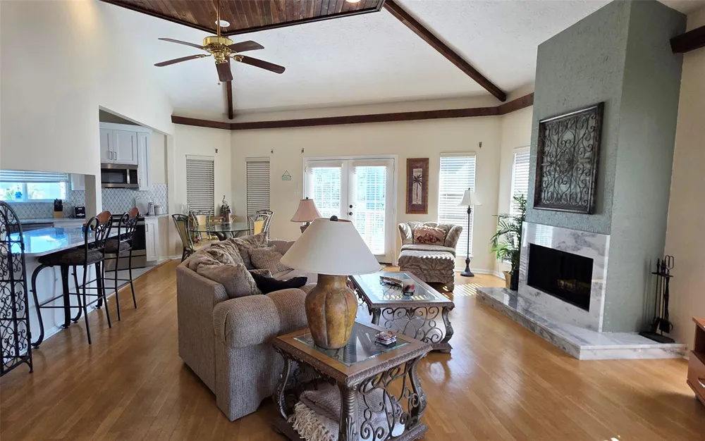 1702 E Castaway Street Tiki Island, TX 77554