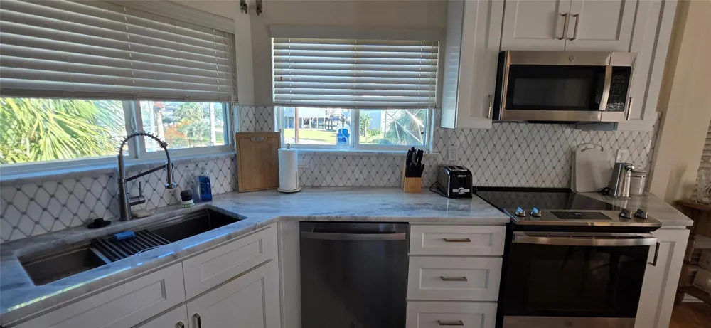 1702 E Castaway Street Tiki Island, TX 77554