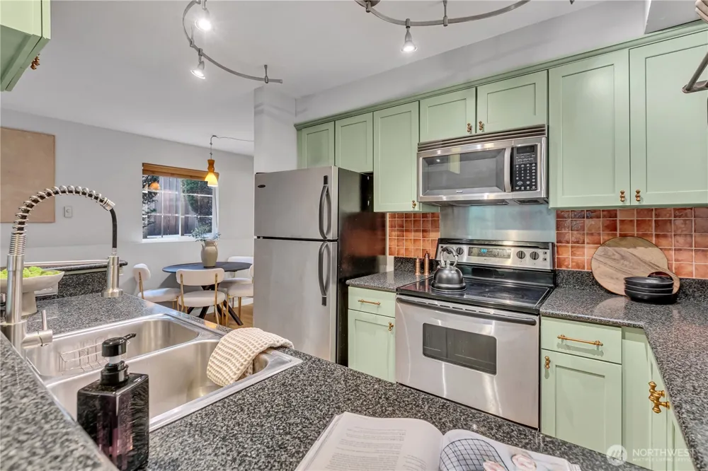 952 35th Street #102 Seattle, WA 98103