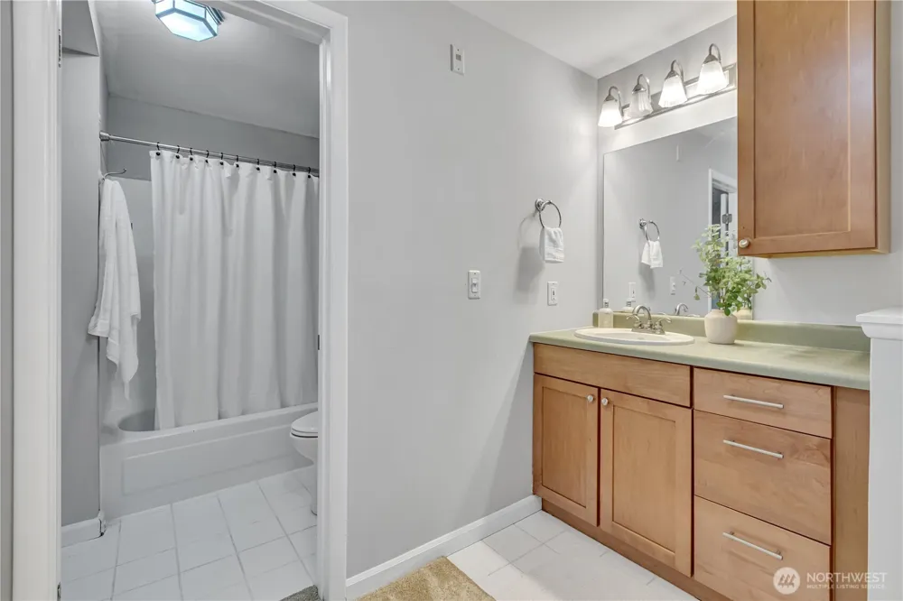 952 35th Street #102 Seattle, WA 98103