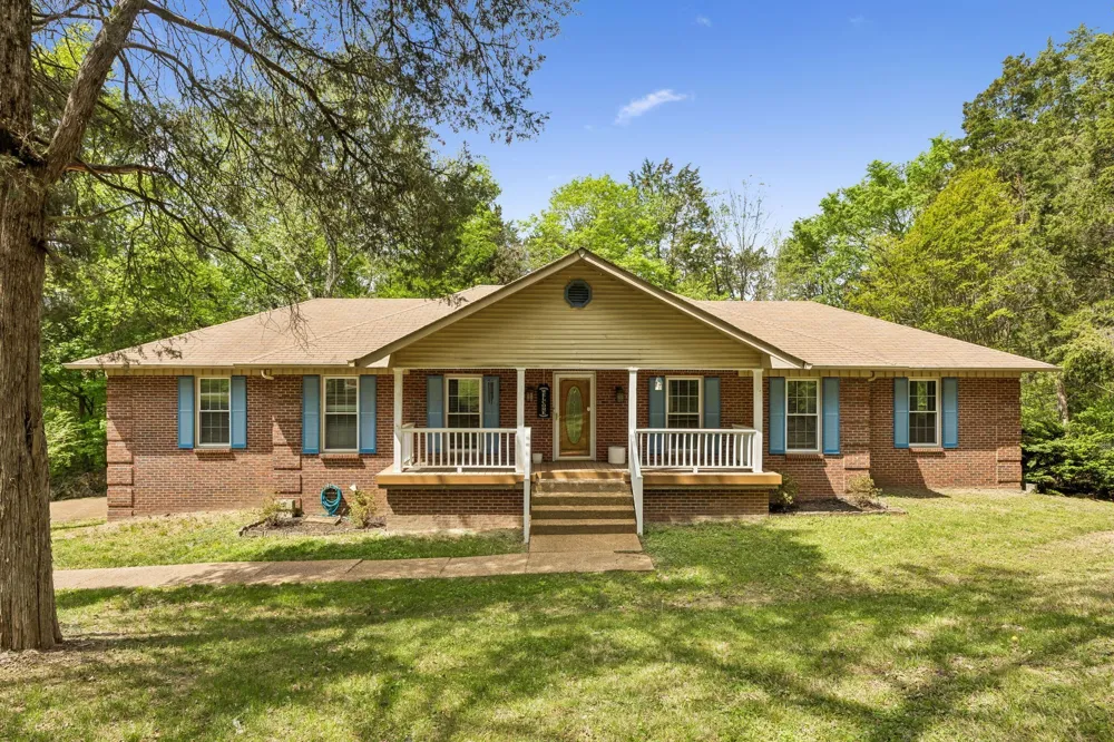 1912 Graceland Dr Goodlettsville, TN 37072