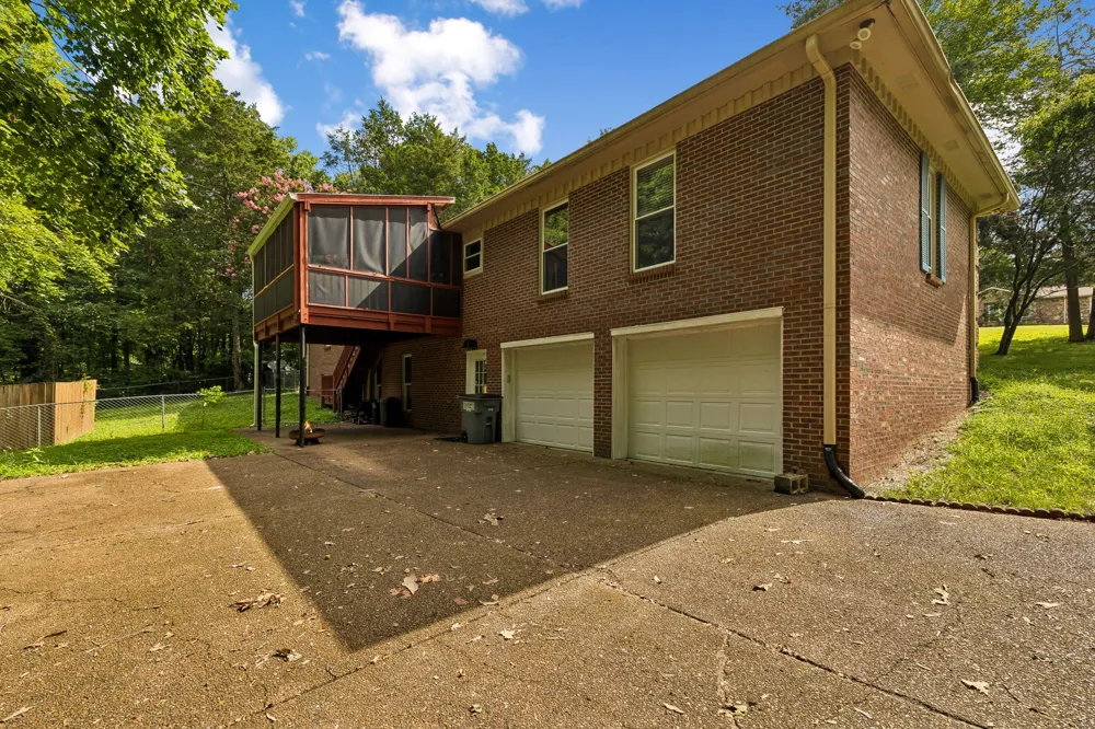 1912 Graceland Dr Goodlettsville, TN 37072