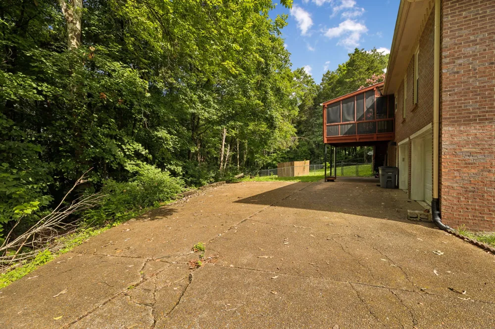 1912 Graceland Dr Goodlettsville, TN 37072