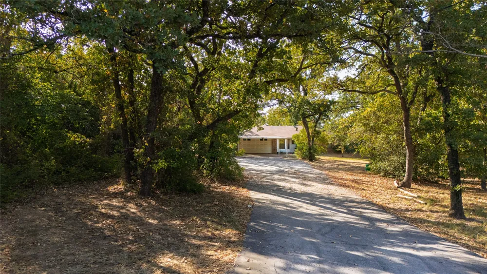 211 Oak Court Springtown, TX 76082