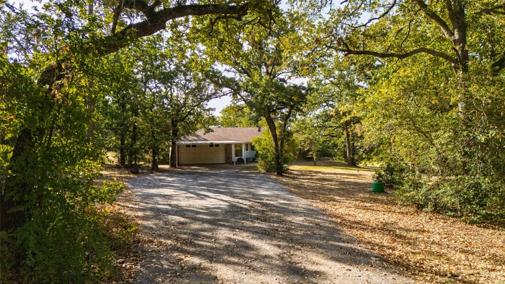 211 Oak Court Springtown, TX 76082