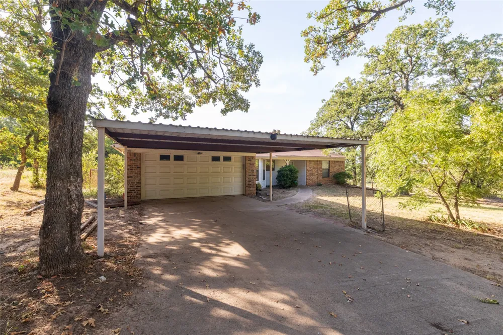 211 Oak Court Springtown, TX 76082